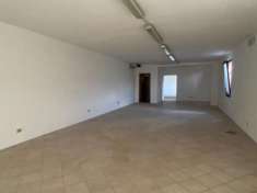 Foto Locale Commerciale corredato da resede esclusivo.