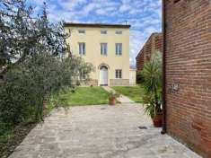 Foto Lucca , casa colonica perfettamente ristrutturata , con dependance .