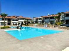 Foto Lusso discreto, natura a perdita d occhio, e una piscina da resort: benvenuti nella vostra nuova casa a due passi dal Lago di Garda.