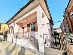 Foto MA761 - VILLETTA SINGOLA CON TAVERNA E GIARDINO