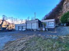 Foto Magazzini con area esterna e bosco