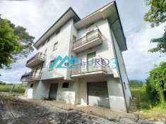 Foto MALTIGNANO-Vendesi intera palazzina con 6 appartamenti e 8 garage