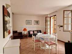 Foto MARINA DI MASSA, centro e vicino al mare, graziosa villetta a schiera composta di soggiorno con angolo cottura, bagno, terrazzo e piccola corte al pia