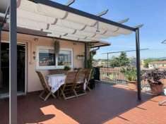 Foto Marina di Massa, in pieno centro e a pochi passi dal mare: attico al 4 piano con ascensore, composto da ingresso, sala, ampia cucina, disimpegno, 3 c