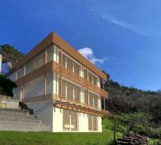 Foto MASSA, in posizione collinare con spendita vista MARE-MONTI, villetta da ristrutturare con terrazza-solarium e ampia corte esterna. Al piano principal
