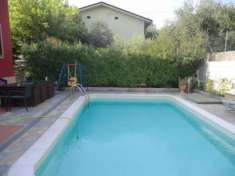 Foto Massarosa vani 6 in zona molto tranquilla, villa su 3 livelli composta da: ingresso in ampia sala con angolo cottura, bagno, ripostiglio, 1P: 3 camer