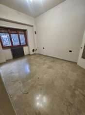 Foto Milano ottimo appartamento seminterrato mq 55 - soggiorno camera bagno - euro 180000 trattabili . da ristrutturare , 0 ristrutturato a Euro 210000 - i