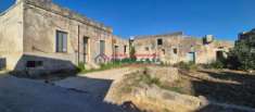 Foto NAPOLA  Soluzione indipendente a semi baglio  P.T. + 1p.  200 mq ca. + 1.100mq ca. terreno. Da ristrutturare. Euro 39 mila