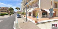 Foto NEGOZI IN ZONA MARE - PIAZZALE KENNEDY - MONDRAGONE - RIF. V2876