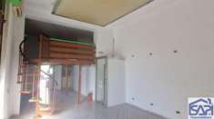 Foto Negozio con 2 vetrine + Box/magazzino