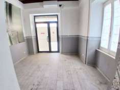 Foto Negozio con 2 vetrine a Palombina nuova