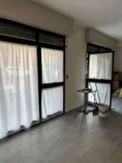 Foto negozio con 2 vetrine via araldi