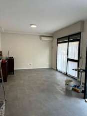 Foto negozio con 2 vetrine via araldi