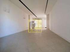 Foto Negozio con vetrina pi abitazione su pi livelli