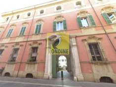 Foto Negozio in posizione di fortissimo passaggio