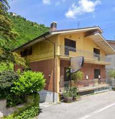 Foto Negozio in Vendita, 5,5 Locali, 150,6 mq, Frontone