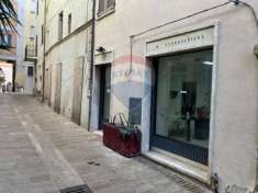 Foto Negozio in vendita a Bastia Umbra - 2 locali 55mq