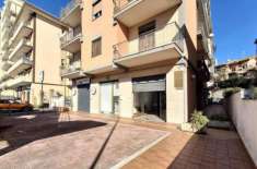 Foto Negozio in vendita a Gravina Di Catania - 2 locali 65mq
