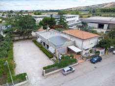 Foto Negozio in vendita a Pineto - 3 locali 430mq