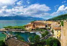 Foto Negozio in Vendita a Torri del Benaco Torri del Benaco - Centro