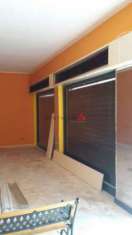 Foto Negozio plurivetrine fronte strada di 80mq in vendita