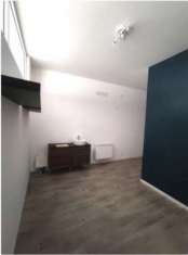Foto Negozio vetrinato con comodo parcheggio
