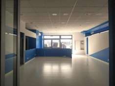 Foto Negozio vetrinato con magazzino