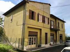 Foto Nel piccolo Borgo di Selvena ma fornito di tutti i servizi essenziali Vendiamo grande immobile indipendente con terreno di circa 1000 metri con olivi