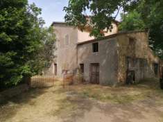Foto Nella campagna del comune di Sorano, precisamente nella frazione di Montebuono, vendiamo immobile con magazzini vari per un totale di 110mq e piccolo