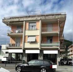 Foto Oltre 3 vetrine in vendita a Cogorno