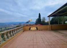 Foto Orvieto - Abitazione indipendente con terrazze panoramiche, giardino, garage e locali accessori in vendita ai piedi della Rupe