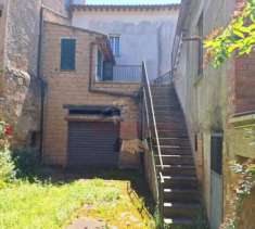 Foto Orvieto centro - Esclusiva Abitazione cieloterra con ingresso indipendente, GIARDINO PRIVATO, GARAGE E TERRAZZE, in posizione tranquilla sulla rupe di