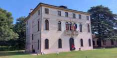 Foto Palazzo / Stabile di 700000 m con pi di 5 locali in vendita a Martellago
