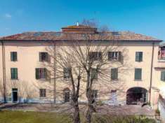 Foto Palazzo / Stabile di 900 m con pi di 5 locali in vendita a Villalvernia