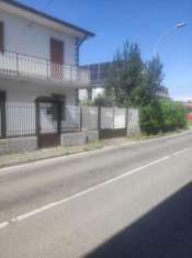 Foto Parabiago (MI) Porzione di villa bifamiliare con box e giardino
