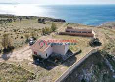 Foto PIANO GUASTELLA  N.2 fabbricati indipendenti da 500mq ca. totali su ampio lotto di terreno di 110.000 mq ca.  Posizione incantevole, vista mare. Eur