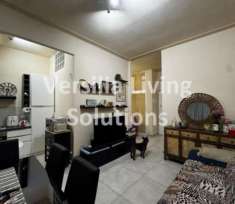 Foto Piano terra con ampio giardino su 2 lati, pineta a 2 passi, ottime condizioni generali. Ingresso, sala con cucina a vista due camere, bagno finestrato