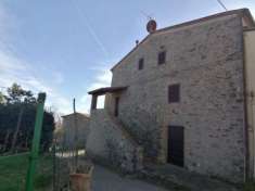 Foto Poco fuori dal grazioso borgo dei Petricci, proponiamo in vendita un terratetto completamente ristrutturato composto: -Al P.T. troviamo un magazzino c