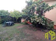 Foto Pomaia - Rif. R1485.In campagna, a 1 km c.ca dal centro abitato di Pomaia e adiacente l'istituto Lama Tzong Khapa. Due appartamenti, con possibilit  d