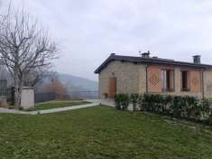 Foto Porzione di bifamiliare con giardino