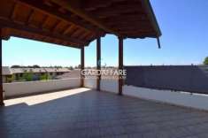 Foto PORZIONE DI CASA CON AMPIO PORTICO E BALCONE VISTA LAGO A MANERBA DEL GARDA