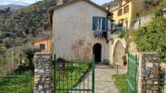 Foto Porzione di casa con bellissimo giardino