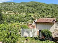 Foto Porzione di casa immersa nel verde a Rezzo