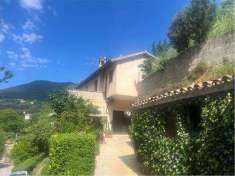 Foto Porzione di Casa in Vendita, pi di 6 Locali, 190 mq, Spoleto