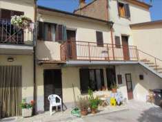 Foto Porzione di casa in vendita a Castiglione Del Lago - 6 locali 170mq