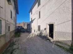 Foto Porzione di casa in vendita a Gualdo Tadino - 8 locali 210mq