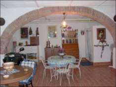 Foto Porzione di casa in vendita a Luni