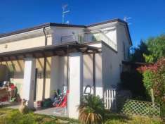 Foto Porzione di casa in vendita a Luni