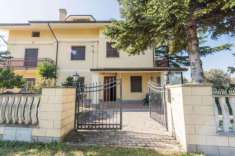 Foto Porzione di casa in vendita a Nocciano - 6 locali 180mq