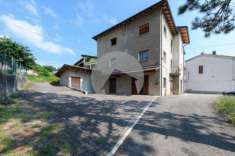 Foto Porzione di casa in vendita a Viano - 8 locali 189mq